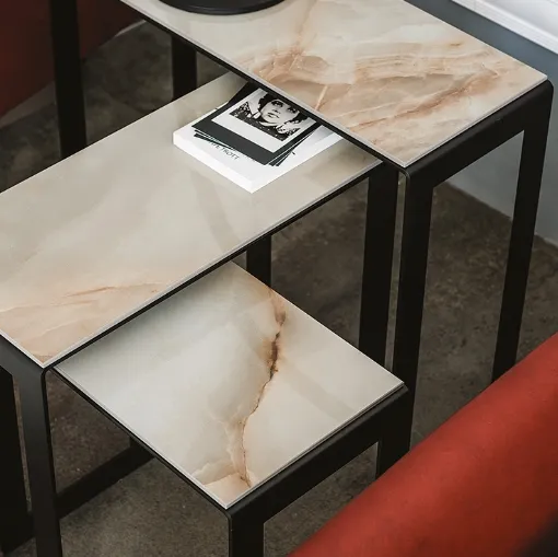 Tavolini con piano in ceramica effetto marmo Kitano di Cattelan Italia
