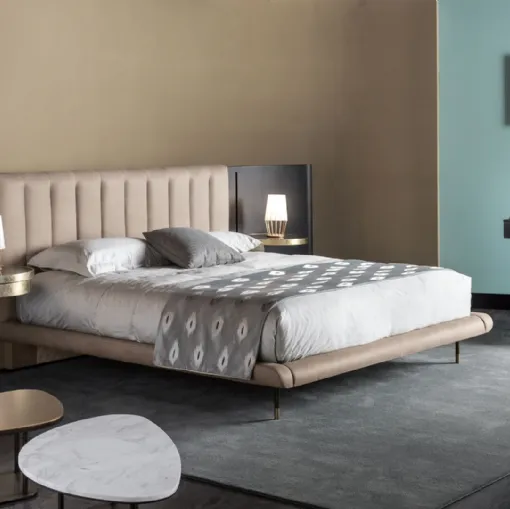 Letto con testiera in legno e pelle Mirage di Cantori