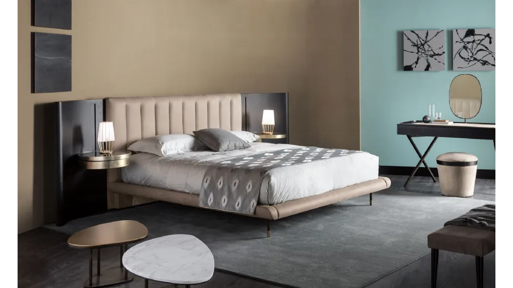 Letto con testiera in legno e pelle Mirage di Cantori