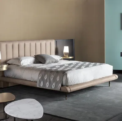 Letto con testiera in legno e pelle Mirage di Cantori
