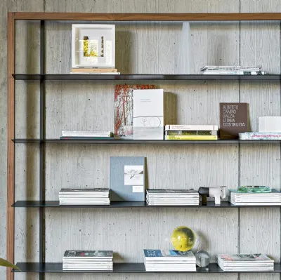 Libreria a muro Alix in legno con ripiani in metallo di Bonaldo