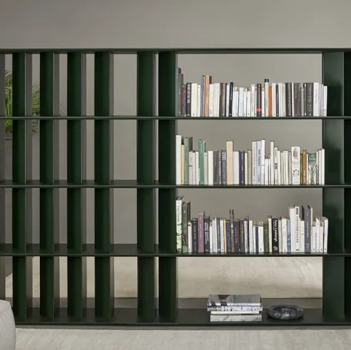 Libreria divisoria Dogma in metallo laccato con ripiani in legno laccato opaco di Bonaldo