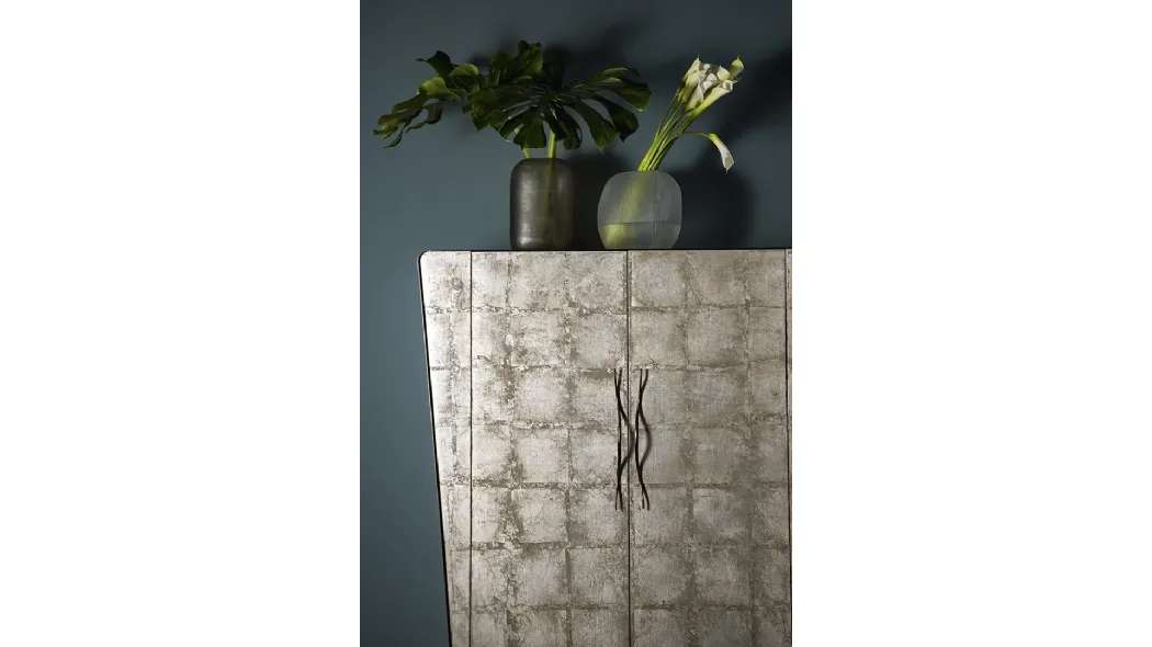 Madia Alta in legno decorato con cornice perimetrale in ferro Icaro Cabinet di Cantori