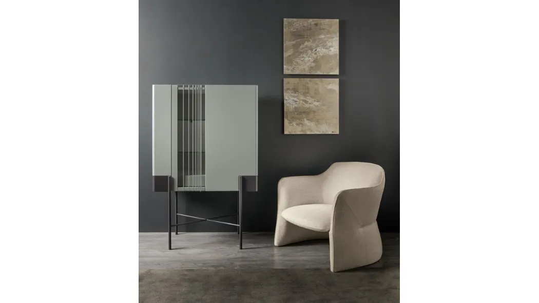 Madia Alta con ante in laccato e vetro serigrafato e struttura in metallo Valley Cabinet di Cantori