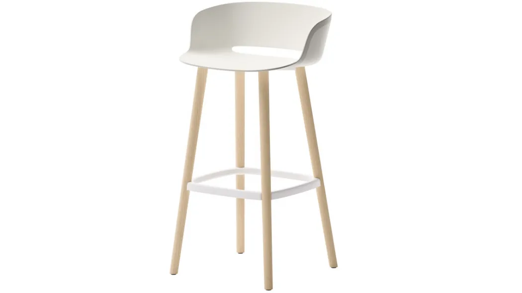 Sgabello Babila in tecnopolimero con struttura in legno di Veneta Cucine