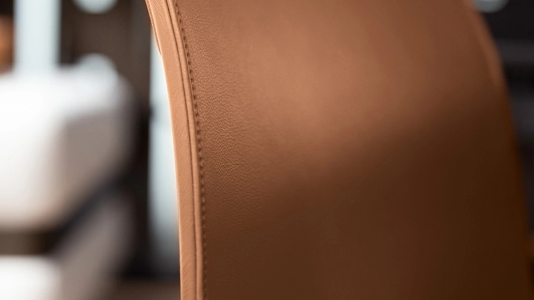 Sedia in pelle Circe di Cantori