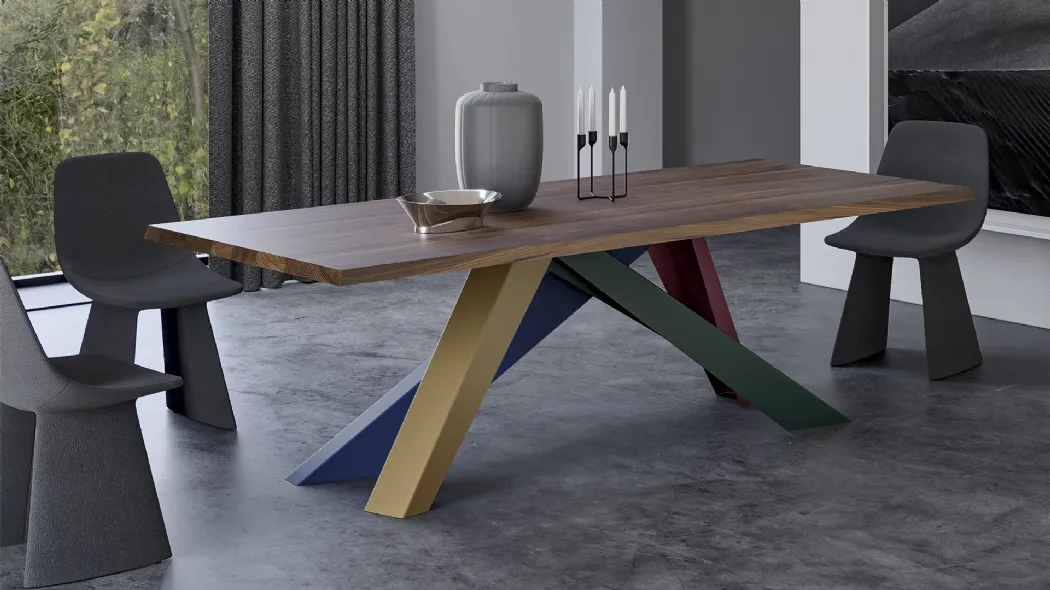 Tavolo Big Table con piano in legno e gambe in acciaio tagliato al laser in diverse misure e forme geometriche, sagomate e verniciate opache, in numerose combinazioni di colori, di Bonaldo