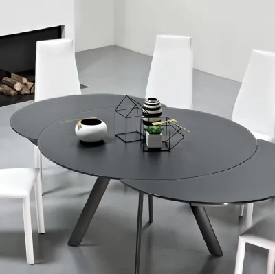 Tavolo allungabile Giro con top in cristallo antigraffio opaco e base in acciaio inox di Bontempi