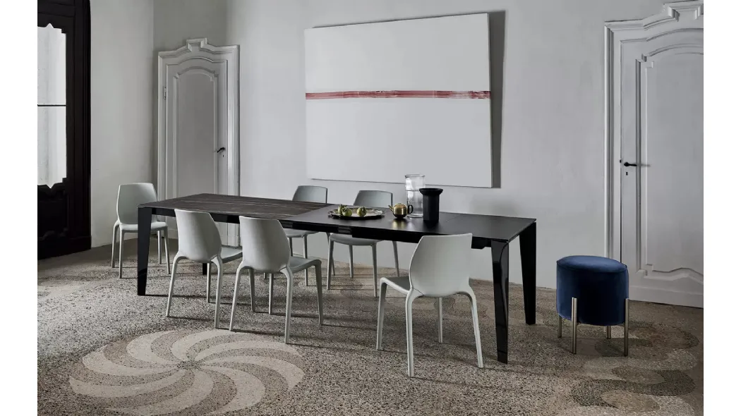 Tavolo allungabile Cruz XXL con top in SuperMarmo e base in acciaio laccato di Bontempi