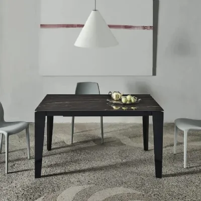 Tavolo allungabile Cruz XXL con top in SuperMarmo e base in acciaio laccato di Bontempi