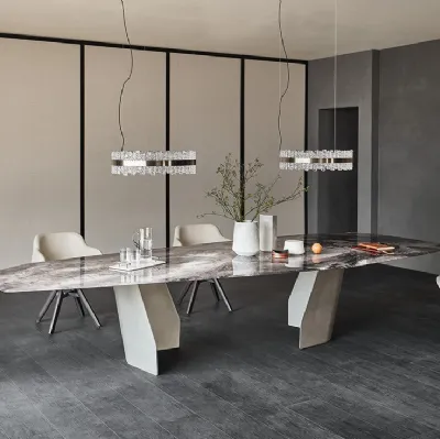 Tavolo in cristallo con stampa artistica e piano irregolare in metallo Senator di Cattelan Italia