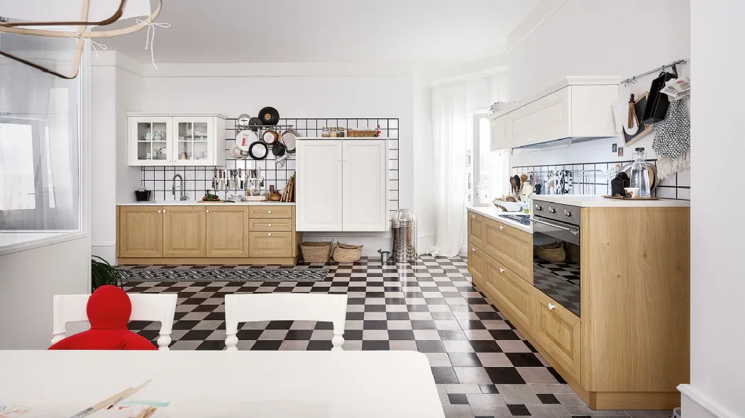 Cucina Classica ad angolo Pavese 04 in Rovere Naturale e Frassino laccato Bianco di Veneta Cucine