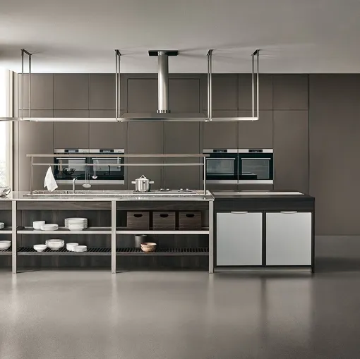 Cucina Design con isola KLab 03 in vetro diamantato e rovere termotrattato di Ernestomeda