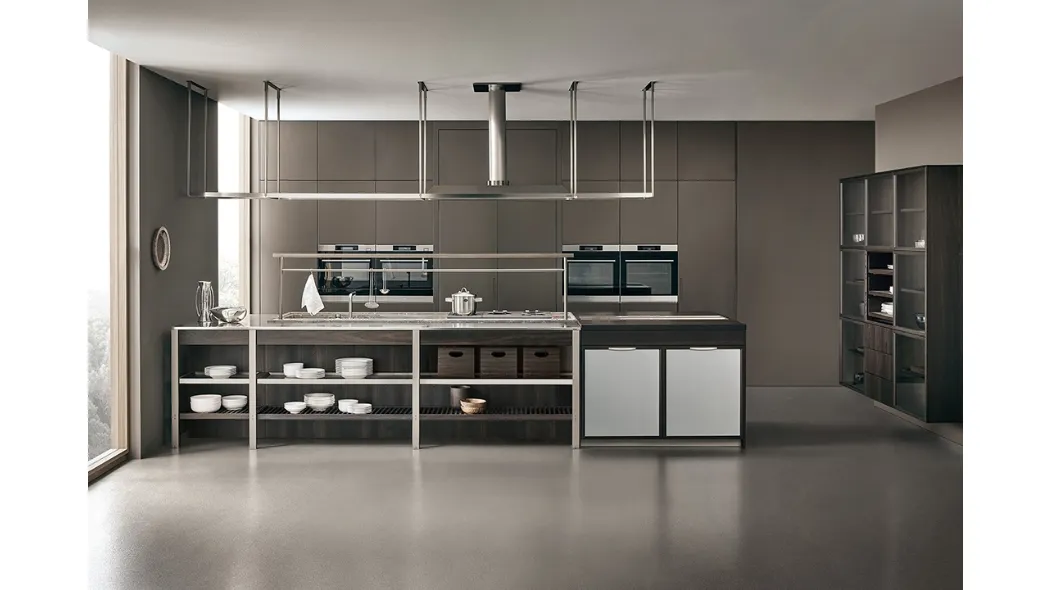 Cucina Design con isola KLab 03 in vetro diamantato e rovere termotrattato di Ernestomeda