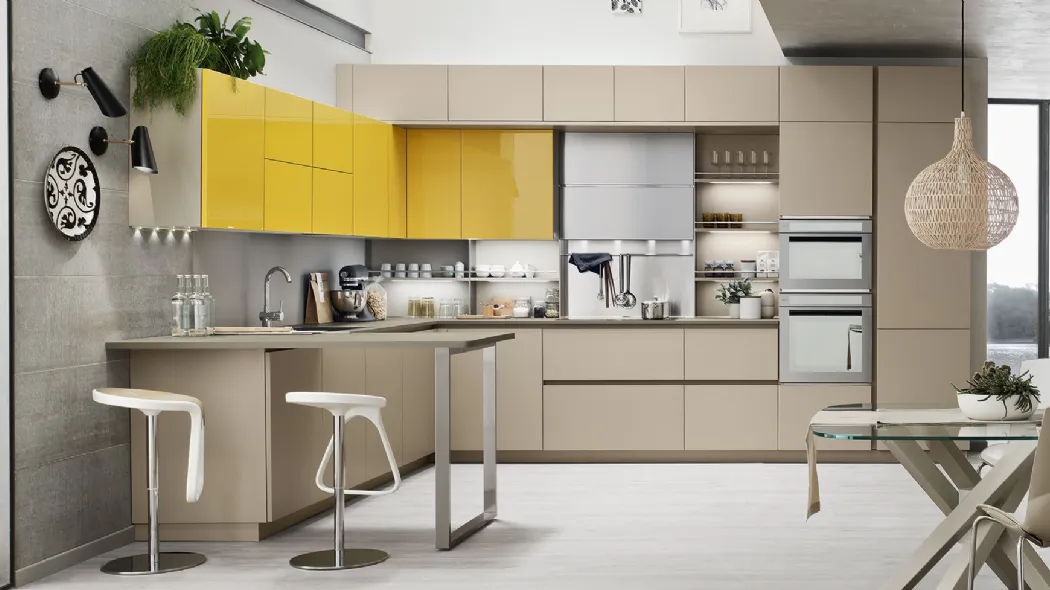 Cucina Moderna con penisola Lounge 11 in laccato Beige Ecru e Giallo Girasole di Veneta Cucine