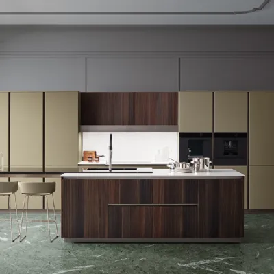 Cucina Moderna con isola Lounge 05 in Vetro laccato opaco Verde e Canneté Rovere Scuro di Veneta Cucine