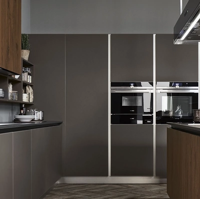 Cucina Moderna Ri-flex 02 con isola in Olmo antico e vetro laccato opaco Marrone Oliva di Veneta Cucine