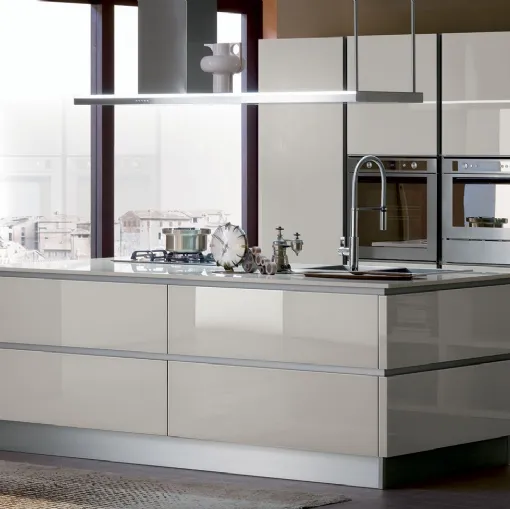 Cucina Moderna con isola Ri-flex 05 in vetro lucido di Veneta Cucine