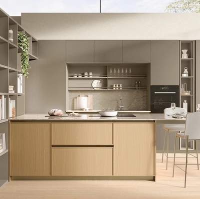 Cucina Moderna con penisola Sakura 06 in vetro opaco Alabastro e Rovere Ikebana di Veneta Cucine